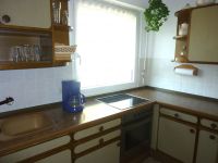 Teil der Küche Ceranfeld/Backofen, Mikro, Kühl-Gefrierschrank, Wasser-/Eierkocher, Toaster ... - Bild 6: Ferienwohnung Fam. Grabsch - mit wunderschönem See- und Alpenblick -