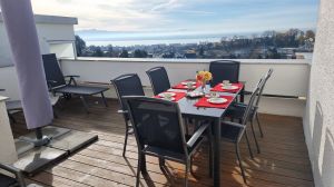 großer Balkon mit Sicht auf den Bodensee und die Schweizer Alpen. Tisch mit 6 Stühlen, 2 Liegen, Sonnenschirm und Markise - Bild 2: Meersburg - Daisendorf Ferienwohnung mit Seeblick bis 6 Personen