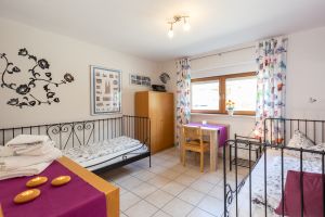 Hier können 2 Personen auf 1 Bett und 1 Schlafsofa übernachten. Das Sofa kann auch für 2 Personen ausgezogen werden. - Bild 4: Meersburg - Daisendorf Ferienwohnung mit Seeblick bis 6 Personen