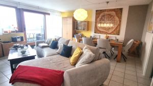 Wohnzimmer mit großem Sofa, Kamin, Fernseher, DVD, Radio/CD, Esstisch mit 6 Stühlen und Kinderhochstuhl. Bücher und Spiele - Bild 3: Meersburg - Daisendorf Ferienwohnung mit Seeblick bis 6 Personen
