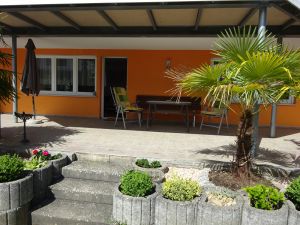 Terrasse mit Eingangsbereich. - Bild 2: Ferienwohnung Barbara in Meersburg für Nichtraucher