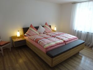 Schlafzimmer mit Doppelbett,
1,80 Meter breit und 2,00 Meter lang. - Bild 7: Ferienwohnung Barbara in Meersburg für Nichtraucher
