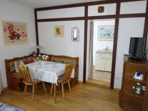 Essbereich mit Durchgang zur Küche, zum Bad, und Balkon. - Bild 3: Ferienhaus Stremlow Whg Auszeit in Meersburg für Nichtraucher