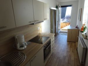 Küchenbereich mit Blick auf Balkon. - Bild 5: Ferienhaus Stremlow Whg Auszeit in Meersburg für Nichtraucher