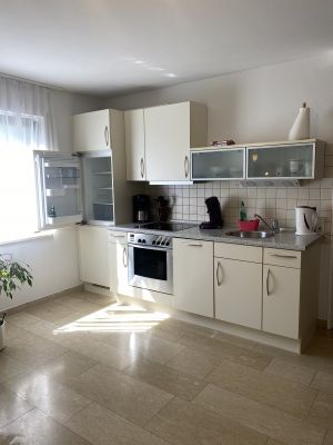 Wohnzimmer mit Küchenzeile - Bild 3: Ferienwohnung Uhr Konstanz - Höri