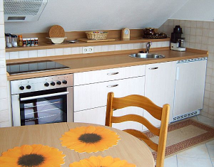 Wohnzimmer mit moderner Küchenzeile und Essplatz - Bild 1: Ferienwohnung Bodenseeblick in Meersburg für Nichtraucher