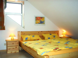 Schlafzimmer mit Doppelbett und großzügigem Stauraum - Bild 3: Ferienwohnung Bodenseeblick in Meersburg für Nichtraucher