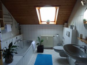 Das Bad hat eine Dusche und Wanne - Bild 1: Ferienwohnung Haus Baier**** mit Balkon, in 20 Minuten am Bodensee