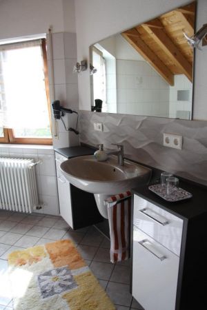 Mit Dusche, Wanne,WC und Fön. - Bild 11: Ferienwohnung im Haus Leo