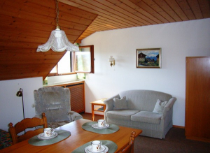 Wohnzimmer mit Sofa und Esstisch - Bild 7: Traumhafte Bodensee Ferienwohnung - Wilhelmina Hangarter