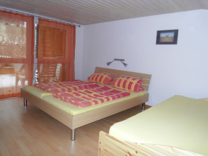 Schlafzimmer mit einem Doppel- und einem Einzelbett. - Bild 3: Ferienwohnung D im Ferienhaus Homburger