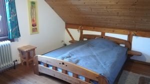 Im Schlafzimmer 1 befindet sich ein Bett (1,60 x 2,00m),ein Kleiderschrank und eine Kleiderstange. - Bild 1: Ferienwohnung am Vogelsang auf der Halbinsel Höri, Weiler am Bodensee