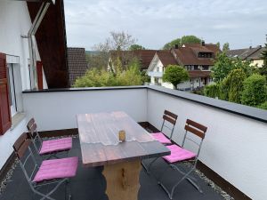 Mit Tisch und Stühlen und großem Sonnenschirm. - Bild 8: Ferienwohnung Renz Halbinsel Höri, Gaienhofen - Horn am Bodensee
