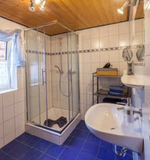 Zum Badezimmer gib es noch ein zusätzliches separates WC. - Bild 2: Ferienhof Katzenmaier - Bauernhofurlaub am Bodensee für die ganze Familie