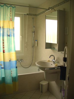 mit Duschbadewanne - separates WC - Bild 14: Ferienwohnung Grabsch in Immenstaad - mit wunderschönem See- und Alpenblick