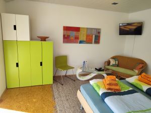 Modern eingerichtetes Doppelzimmer mit Kingsize-Bett. - Bild 1: BnB Altnau CasaRita Bodensee