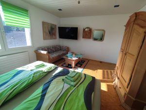 Geräumiges Zimmer mit Kingsizebett, Sofabett für Kind oder Jugendlichen möglich (+25.-€) - Bild 2: BnB Altnau CasaRita Bodensee