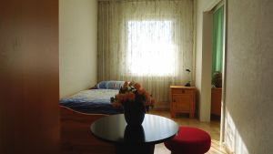 mit Einzelbett, Schiebetüre zum
3. Schlafzimmer - Bild 8: Ferienwohnung Mehl in Immenstaad/Bodensee - mit Panorama-See- u. Alpenblick