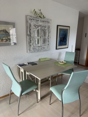 Am Fenster gibt es noch 1 3er Essecke
und man kann den Tisch dieser Essecke
vergrössern. - Bild 8: 3 Zi Fewo 84 m² EG und Hanglage Fernsicht nahe beliebtem Buchensee-Badesee