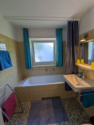 Das Bad ist ausgestattet mit 1 Waschbecken,
1 Badewanne mit Duscharmatur, 1 Toilette,
verschiedenen Handtuchhaltern - Bild 8: Ferienwohnung "Seeblick-Konstanz" nur 300 Meter zum Bodenseestrand