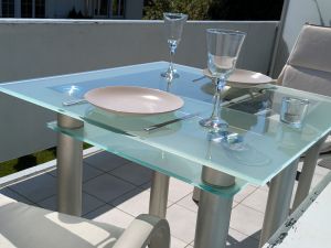 Der ruhige Balkon hat gemütliche Sitzplätze mit Tisch & 3 bequemen Balkonstühlen mit Sitzpolstern.
An heißen Tagen sorgt eine Pergola für den nötigen Schatten. - Bild 2: Ferienwohnung "Seeblick-Konstanz" nur 300 Meter zum Bodenseestrand