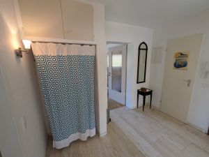 Im Flur gibt es eine großzügige Garderobe mit Platz für ihre Schuhe & Jacken, sowie einen Ankleidespiegel mit Schuhputzzeug. - Bild 7: Ferienwohnung "Seeblick-Konstanz" nur 300 Meter zum Bodenseestrand
