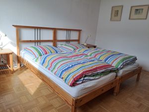 Schlafzimmer mit 2 Einzelbetten die zu einem Doppelbett zusammengeschoben werden können. Es gibt 2 Nachttischchen, 1 Kleiderschrank, 2 Stühle, 1 Spiegel - Bild 5: Ferienwohnung "Seeblick-Konstanz" nur 300 Meter zum Bodenseestrand